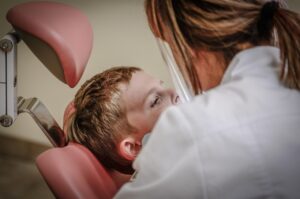 子育て中のあなたが知りたい、子連れOKの個室歯科での相談はどこが最適？